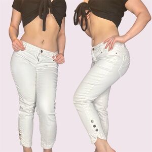 🤍👖 White Side Buttoned Capris